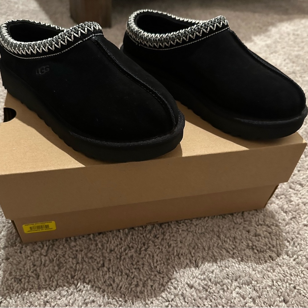 Ugg’s Tasman Slippers Blk size 6 in great shape worn twice